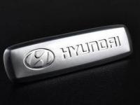 Эмблема Hyundai из полированного алюминия для ковриков салона - 1 шт., 18х64 мм